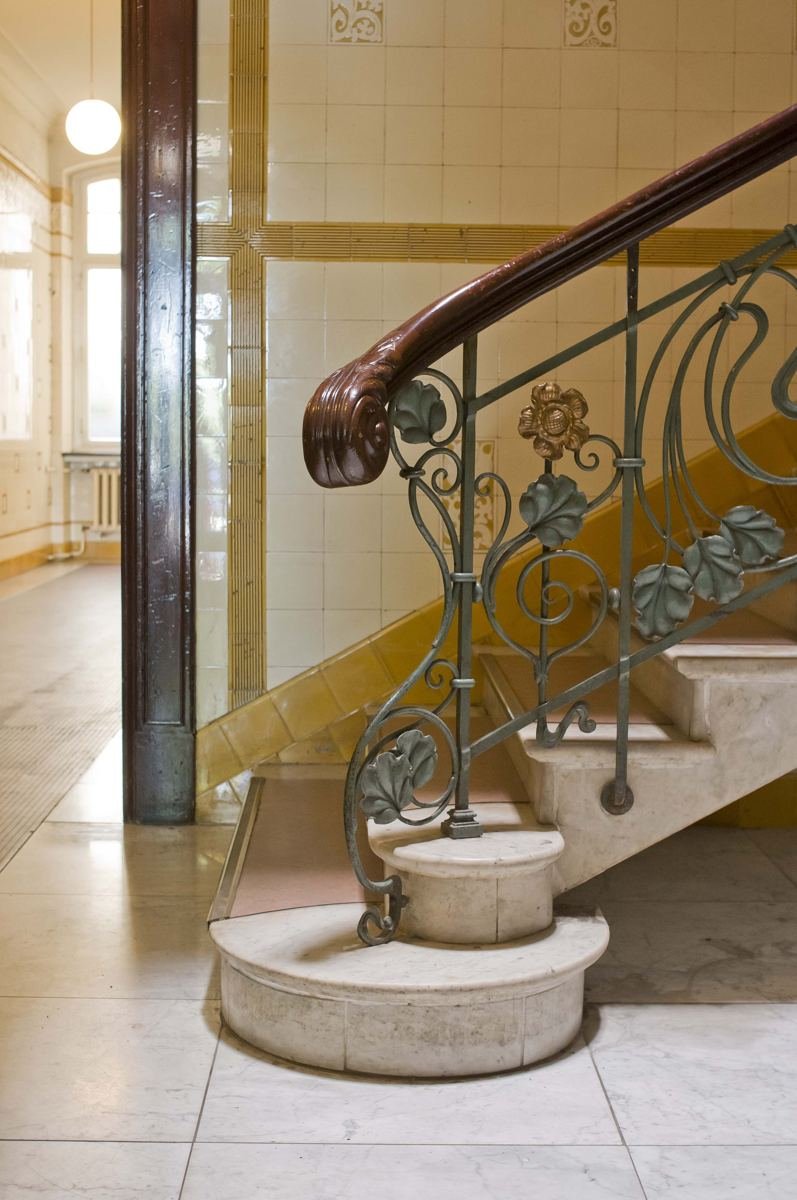 Handlauf und schmiedeeisernes Jugendstil-Geländer mit Blattornamenten in einem Hamburger Altbau