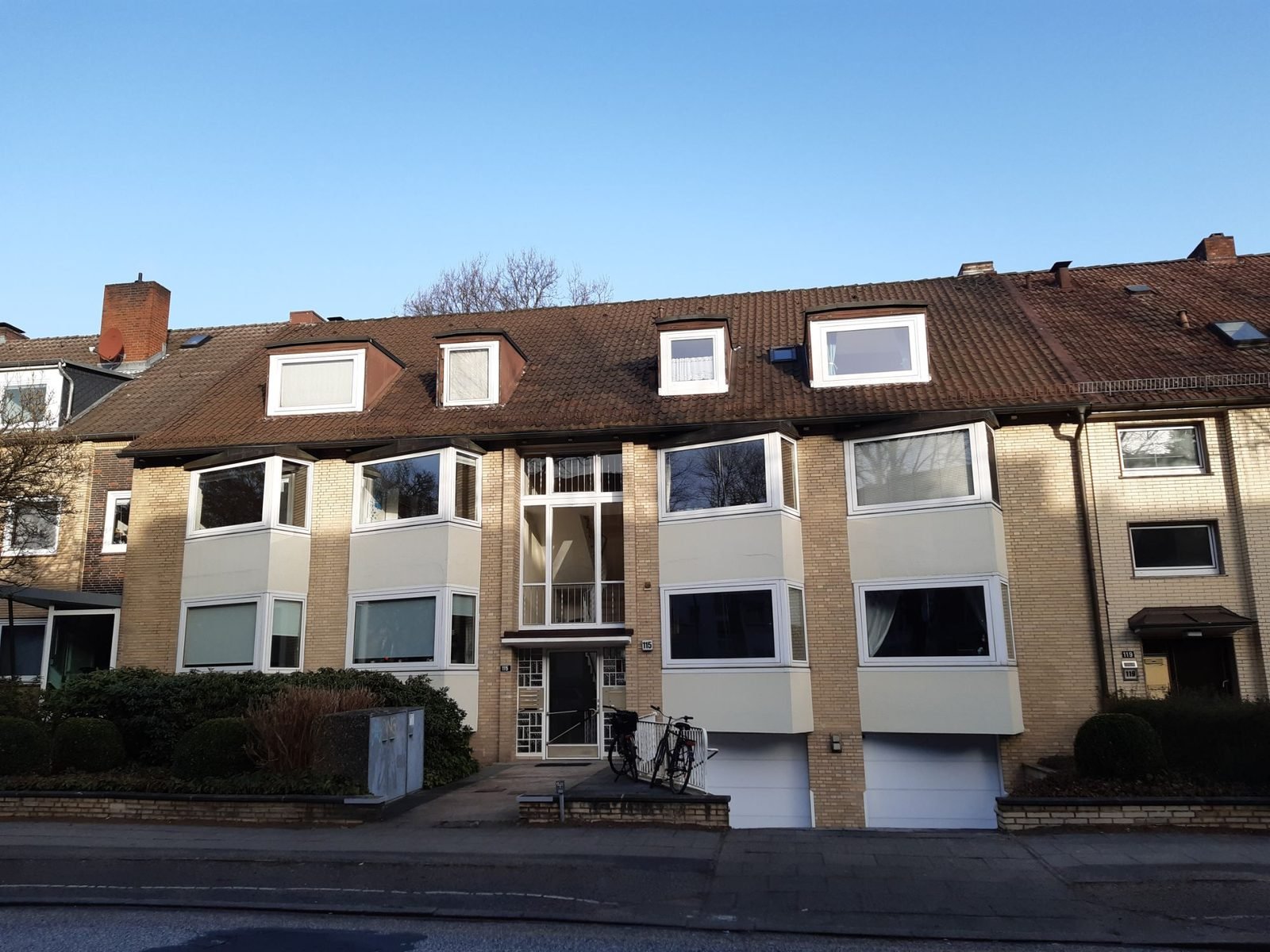 Wohn- und Geschäftshaus mit Erkern und Klinkerfassade