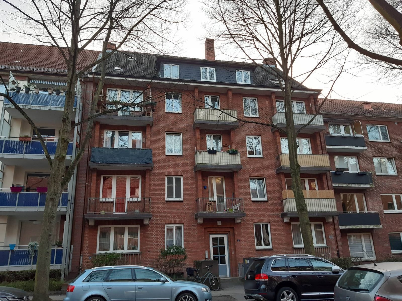 Mehrfamilienhaus mit Rotklinkerfassade und Balkonen